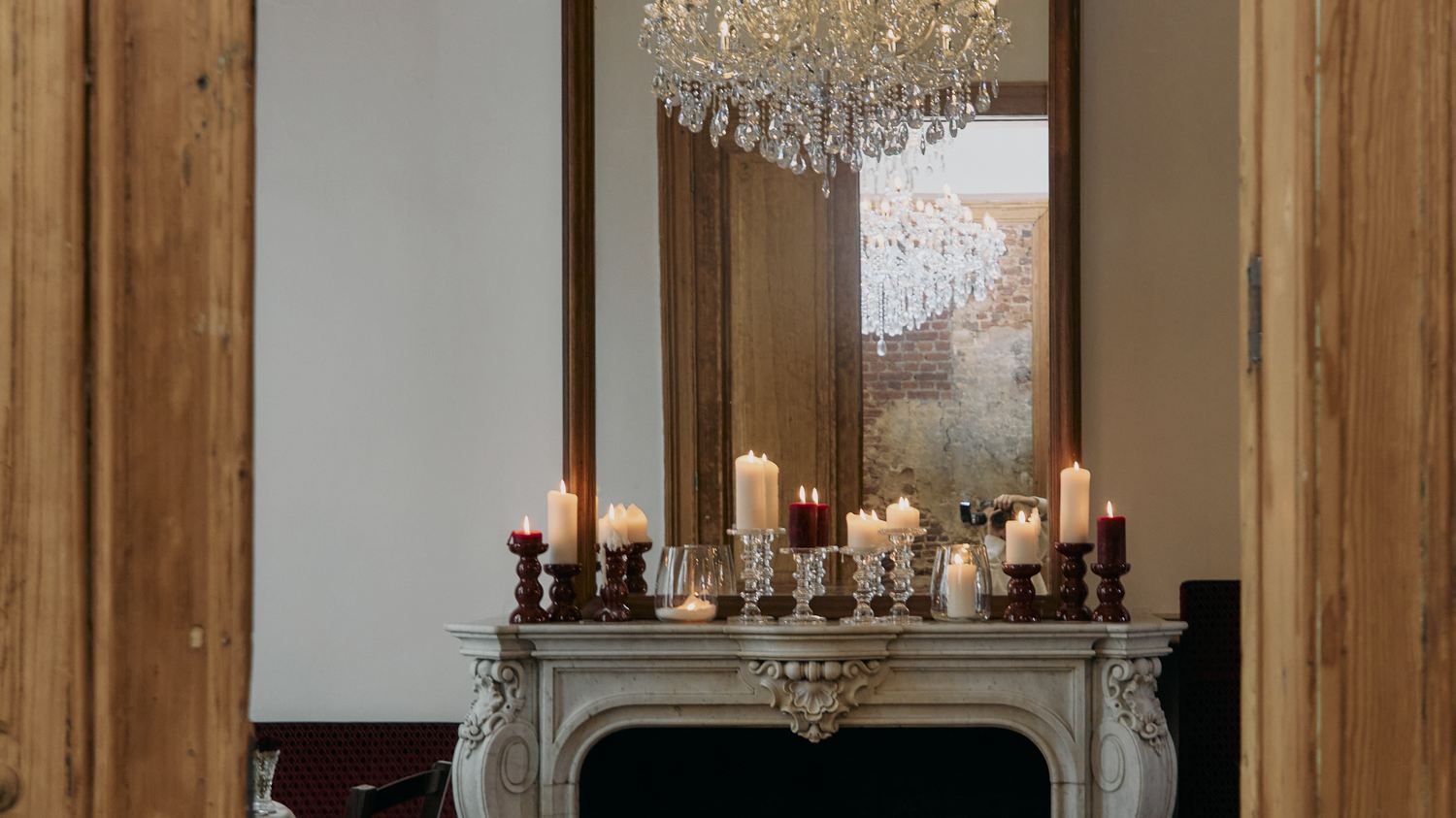 Interieur van Bonbon Antwerp met luchter en open haard.