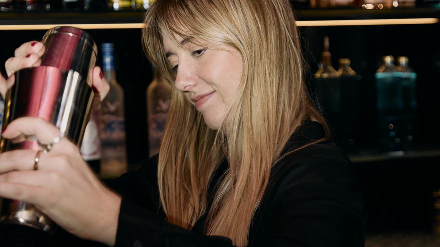Barvrouw die een cocktail shakt in Bonbon Antwerp.